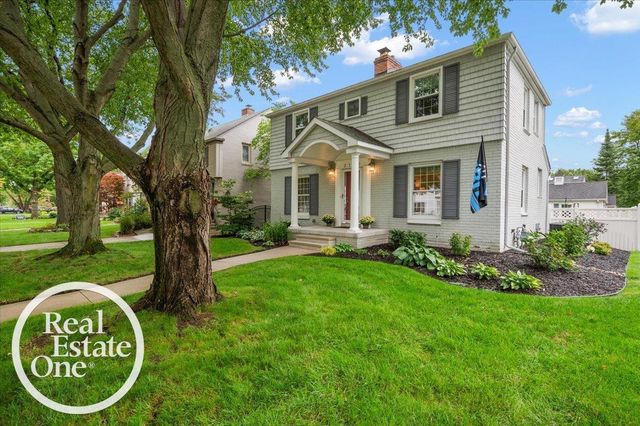 2100 Fleetwood Drive, Grosse Pointe Woods, MI 48236