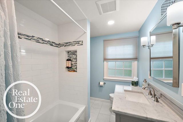 2100 Fleetwood Drive, Grosse Pointe Woods, MI 48236