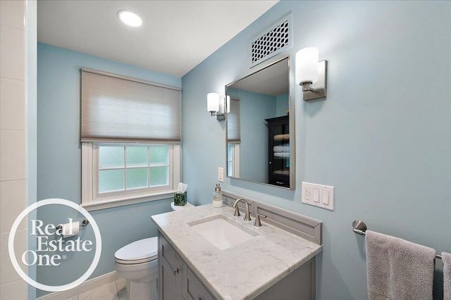 2100 Fleetwood Drive, Grosse Pointe Woods, MI 48236