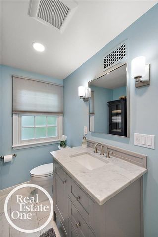 2100 Fleetwood Drive, Grosse Pointe Woods, MI 48236