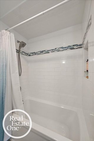 2100 Fleetwood Drive, Grosse Pointe Woods, MI 48236