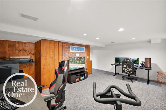 2100 Fleetwood Drive, Grosse Pointe Woods, MI 48236