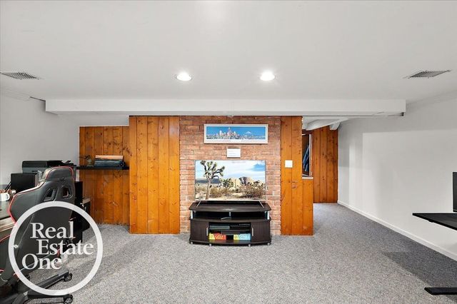 2100 Fleetwood Drive, Grosse Pointe Woods, MI 48236