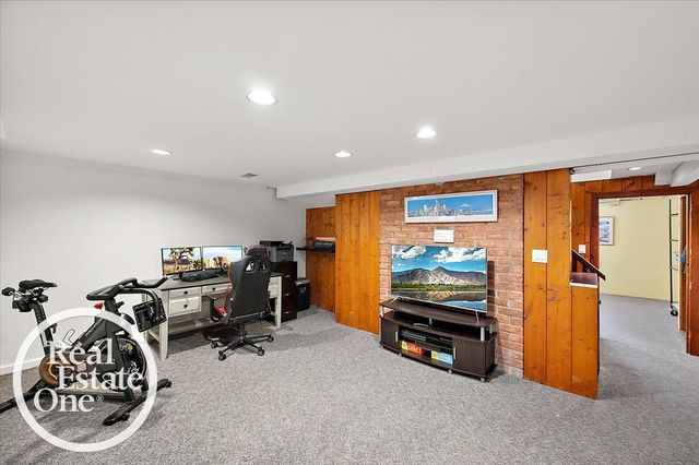2100 Fleetwood Drive, Grosse Pointe Woods, MI 48236