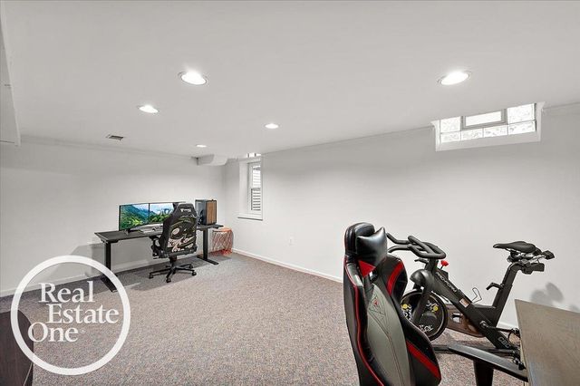 2100 Fleetwood Drive, Grosse Pointe Woods, MI 48236