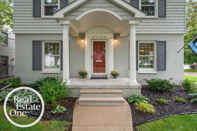 2100 Fleetwood Drive, Grosse Pointe Woods, MI 48236