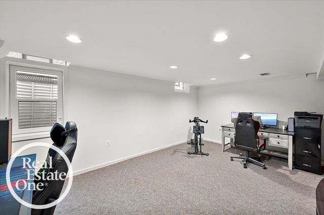 2100 Fleetwood Drive, Grosse Pointe Woods, MI 48236