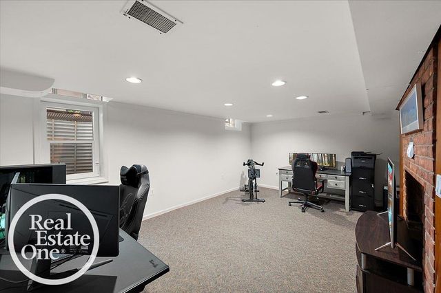 2100 Fleetwood Drive, Grosse Pointe Woods, MI 48236