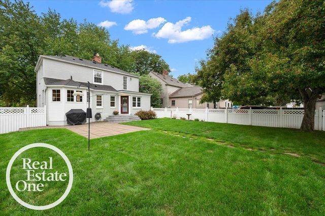 2100 Fleetwood Drive, Grosse Pointe Woods, MI 48236