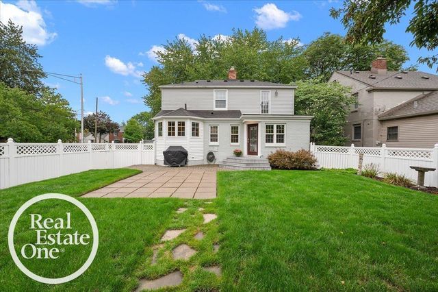 2100 Fleetwood Drive, Grosse Pointe Woods, MI 48236