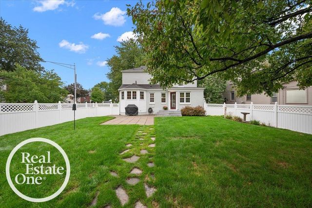 2100 Fleetwood Drive, Grosse Pointe Woods, MI 48236