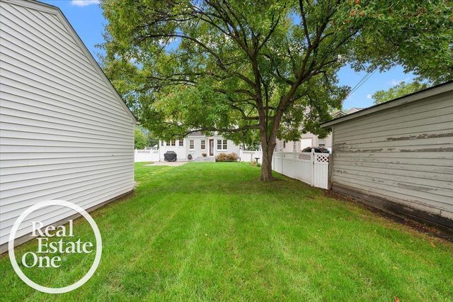 2100 Fleetwood Drive, Grosse Pointe Woods, MI 48236