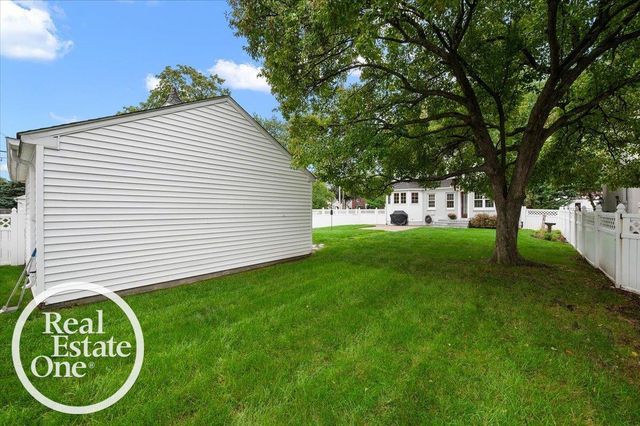 2100 Fleetwood Drive, Grosse Pointe Woods, MI 48236