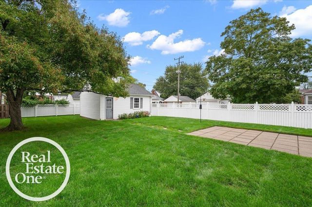 2100 Fleetwood Drive, Grosse Pointe Woods, MI 48236