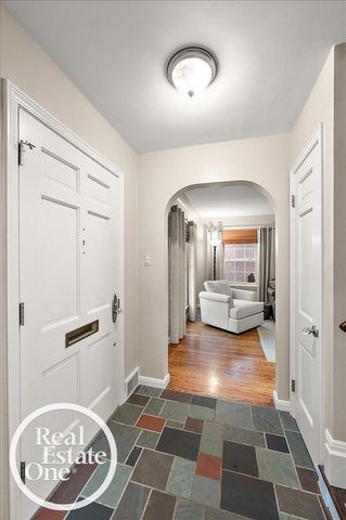 2100 Fleetwood Drive, Grosse Pointe Woods, MI 48236