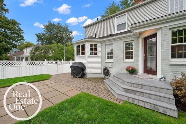 2100 Fleetwood Drive, Grosse Pointe Woods, MI 48236