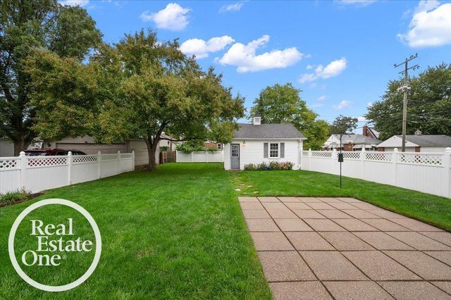 2100 Fleetwood Drive, Grosse Pointe Woods, MI 48236