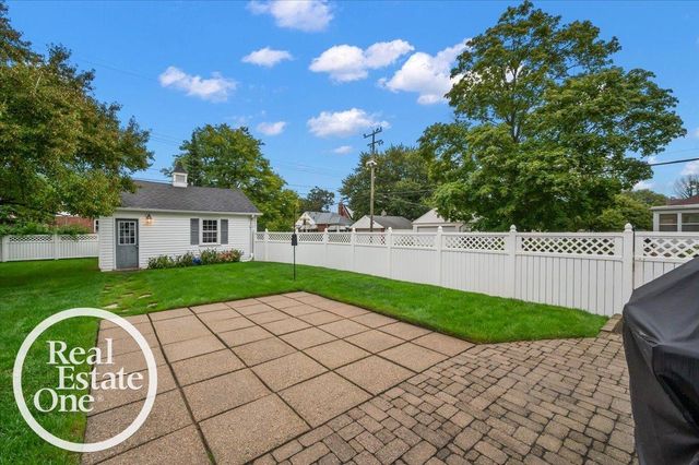 2100 Fleetwood Drive, Grosse Pointe Woods, MI 48236
