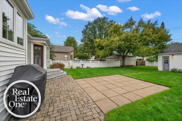 2100 Fleetwood Drive, Grosse Pointe Woods, MI 48236