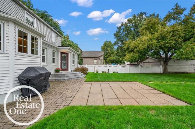 2100 Fleetwood Drive, Grosse Pointe Woods, MI 48236