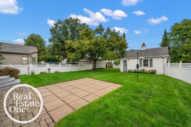 2100 Fleetwood Drive, Grosse Pointe Woods, MI 48236