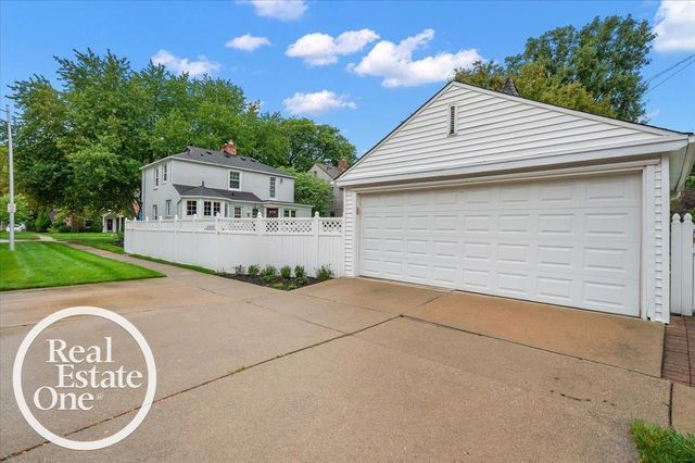 2100 Fleetwood Drive, Grosse Pointe Woods, MI 48236