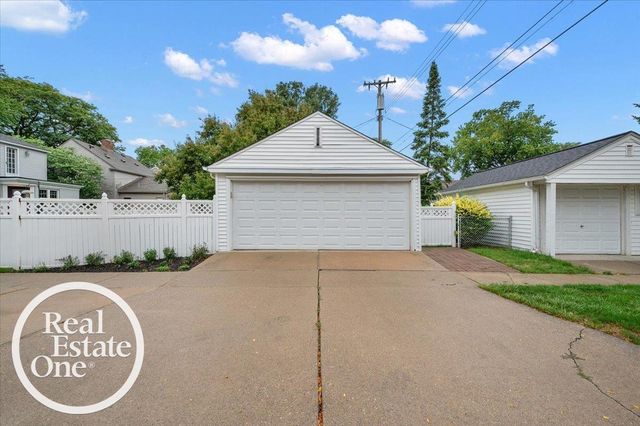 2100 Fleetwood Drive, Grosse Pointe Woods, MI 48236