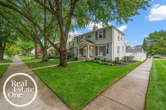 2100 Fleetwood Drive, Grosse Pointe Woods, MI 48236