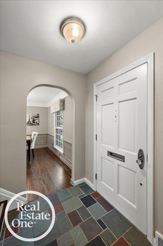 2100 Fleetwood Drive, Grosse Pointe Woods, MI 48236
