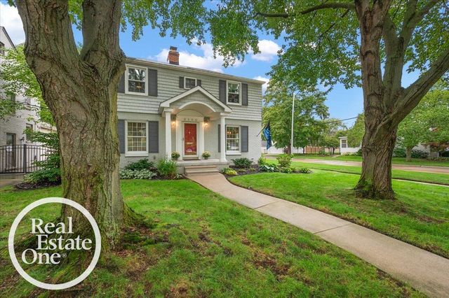 2100 Fleetwood Drive, Grosse Pointe Woods, MI 48236