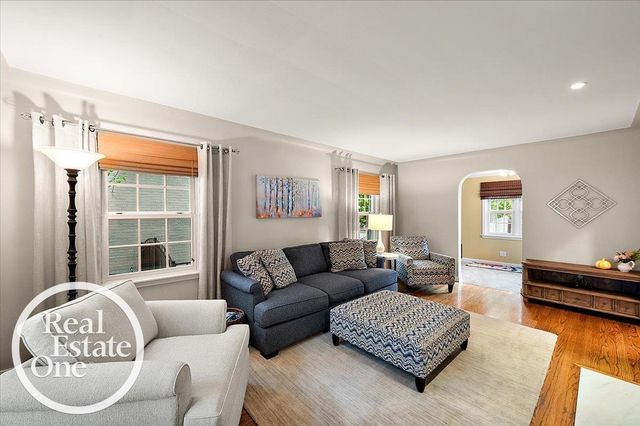 2100 Fleetwood Drive, Grosse Pointe Woods, MI 48236