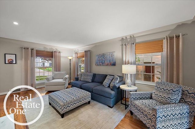 2100 Fleetwood Drive, Grosse Pointe Woods, MI 48236