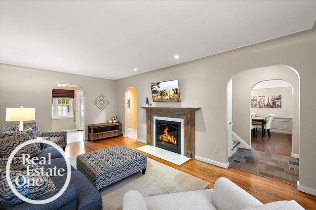 2100 Fleetwood Drive, Grosse Pointe Woods, MI 48236