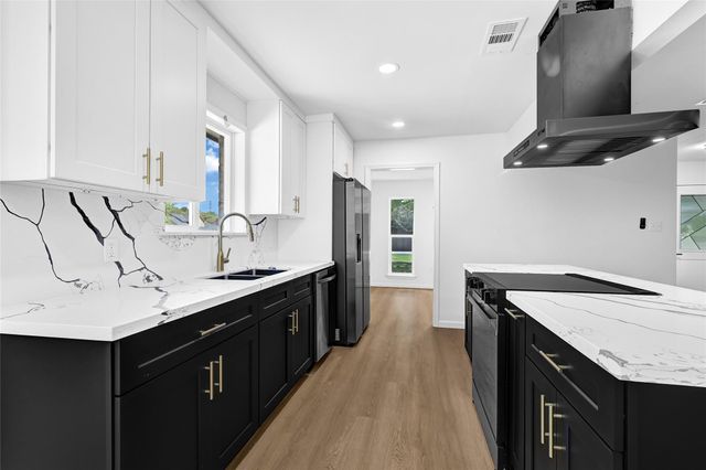 7114 Fox Run Drive, Angleton, TX 77515