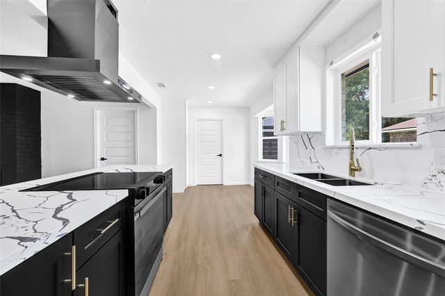 7114 Fox Run Drive, Angleton, TX 77515