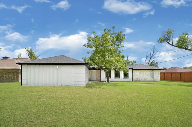 7114 Fox Run Drive, Angleton, TX 77515