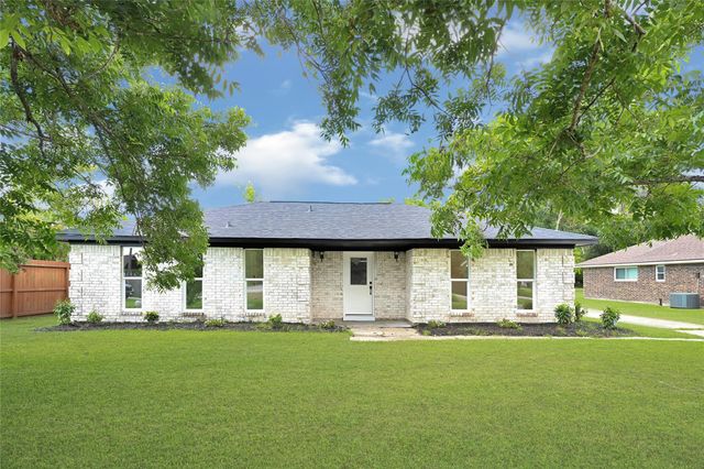 7114 Fox Run Drive, Angleton, TX 77515