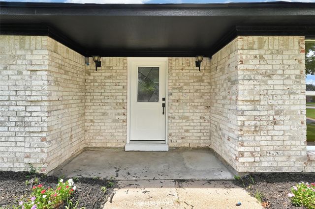 7114 Fox Run Drive, Angleton, TX 77515