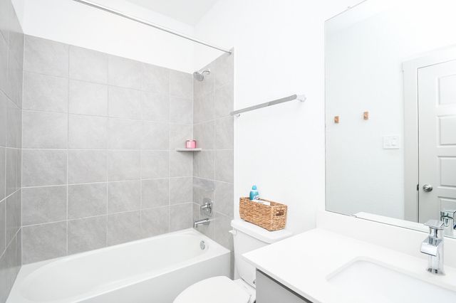 210 Dusty Bridle Lane, Rosharon, TX 77583