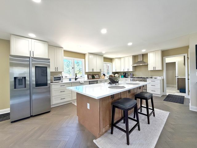 704 N Rose Farm Road, Woodstock, IL 60098