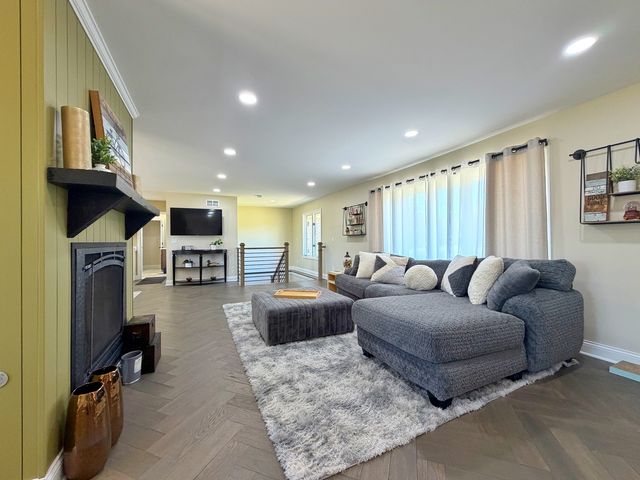704 N Rose Farm Road, Woodstock, IL 60098