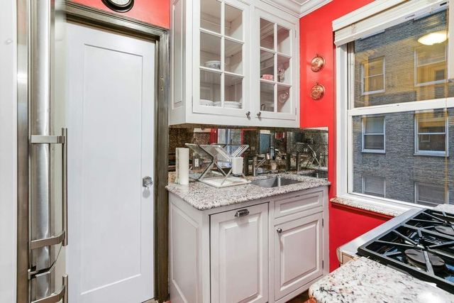 321 E 43rd St Apt 308, New York City, NY 10017