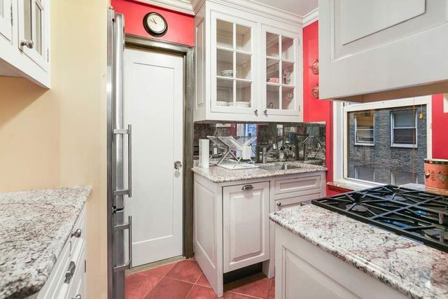321 E 43rd St Apt 308, New York City, NY 10017