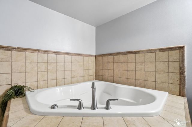 3985 Wood Haven Court, Lambertville, MI 48144