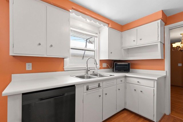 2412 N MORRISON STREET, Appleton, WI 54911