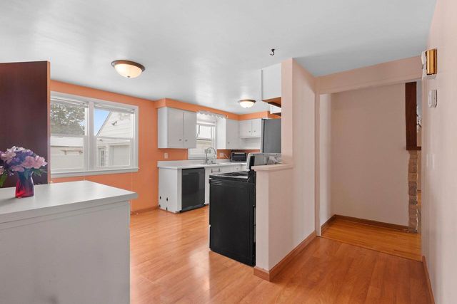 2412 N MORRISON STREET, Appleton, WI 54911