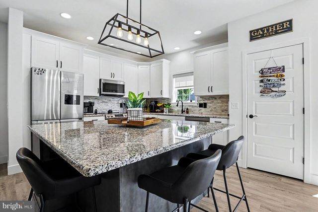 100 MEADOWS BND, Lititz, PA 17543