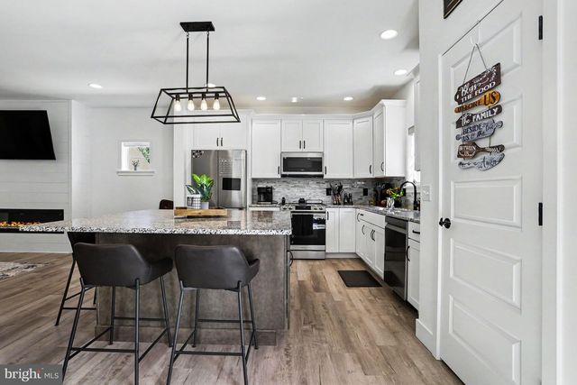 100 MEADOWS BND, Lititz, PA 17543