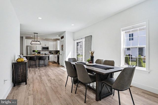 100 MEADOWS BND, Lititz, PA 17543