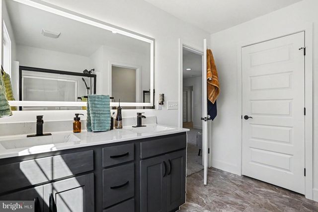 100 MEADOWS BND, Lititz, PA 17543